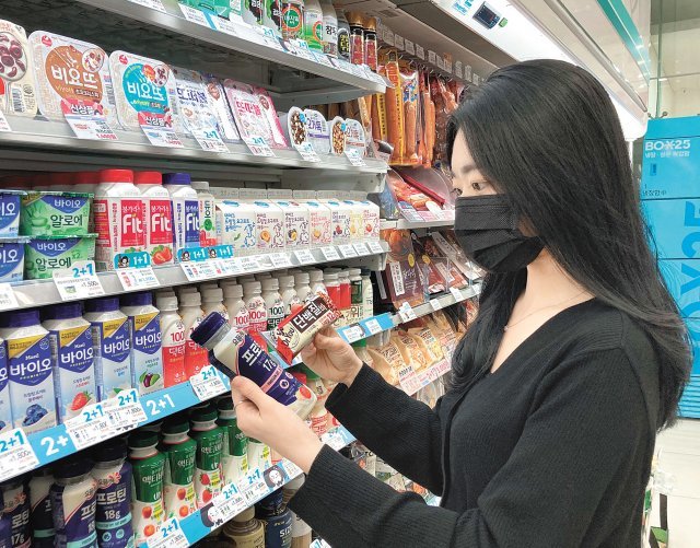 한 여성이 GS25 매장에서 단백질 관련 상품을 살펴보고 있다. 신종 코로나바이러스 감염증(코로나19) 장기화로 홈트레이닝 열풍이 이어지면서 관련 식품이 늘어나고 있다. GS리테일 제공