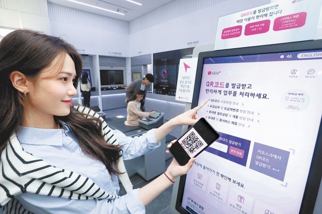 LG유플러스는 22일 서울 종로구에 1호 무인 매장인 ‘유플러스 언택트 스토어’를 열었다. 이용자는 스마트폰 구입, 요금 납부 등을 모두 비대면으로 처리할 수 있다. LG유플러스 제공