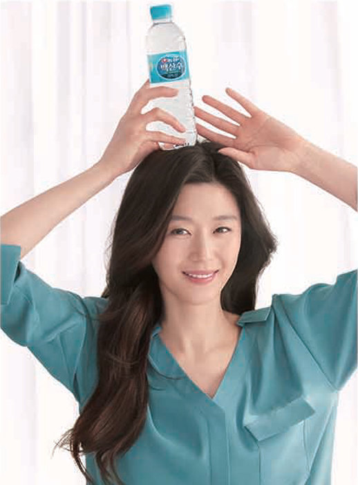 농심은 백산수의 새로운 광고모델인 전지현과 함께 ‘바른 물습관’ 캠페인을 펼친다.