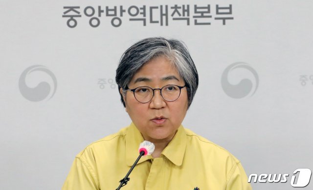 정은경 질병관리청장이 22일 충북 청주시 오송읍 질병관리청 브리핑실에서 코로나19 중앙방역대책본부 브리핑을 하고 있다. 이 날 브리핑에서 예방접종전문위원회는 ‘최근 국내외에서 보고된 아스트라제네카 백신의 혈전증 관련 이상반응에 대한 검토 결과, 아스트라제네카 백신의 접종이 지속되어야 한다’고 권고 했다. 2021.3.22/뉴스1 © News1