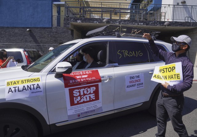 19일 로스앤젤레스 코리아 타운 주변에서 한인들이 “#Stop Asian Hate”라는 스티커를 붙이고 차량 시위를 벌이고 있다.  AP=뉴시스