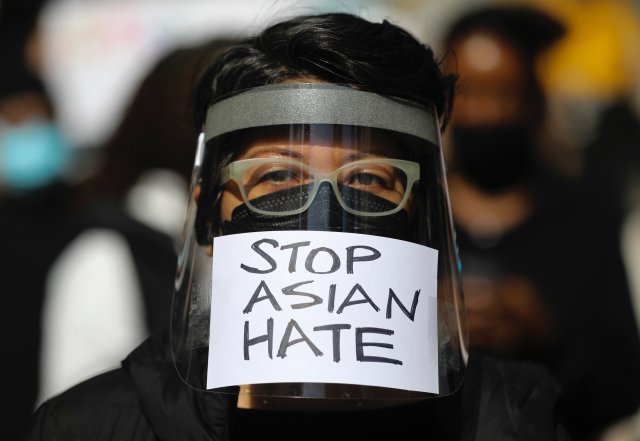 21일 미국 뉴욕에서 열린 집회에서 한 참가자가 안면보호 장구에 아시안 증오 중단을 촉구하는 스티커 붙였다. 신화=뉴시스