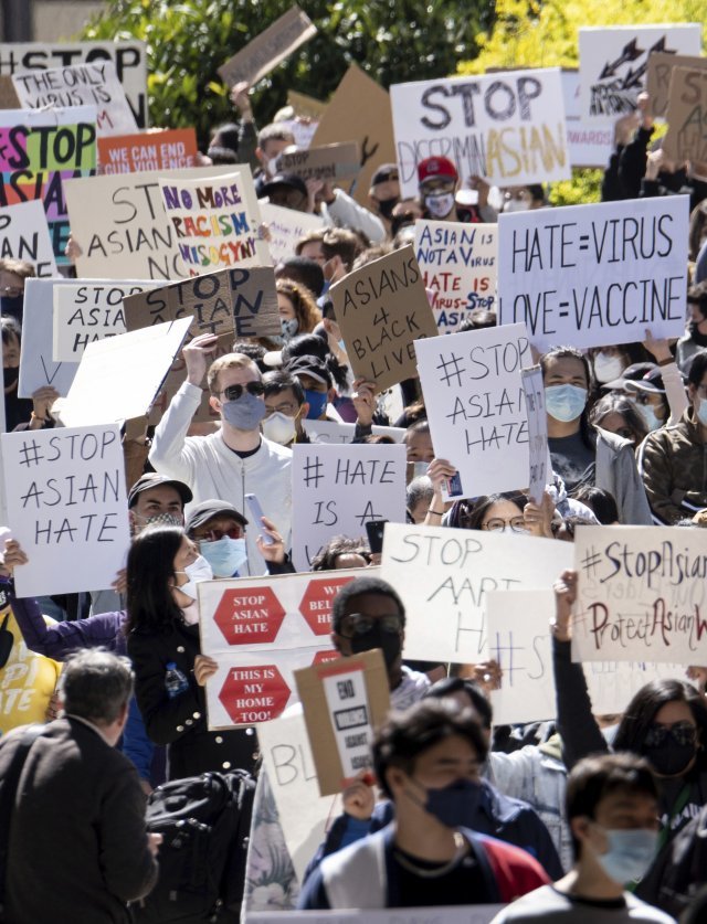 20일 애틀랜타 조지아 주 의사당 앞에서 열린 집회에서 참가자들이  “아시아의 증오를 막아라”라는 피켓을 행진을 하고 있다.  AP=뉴시스