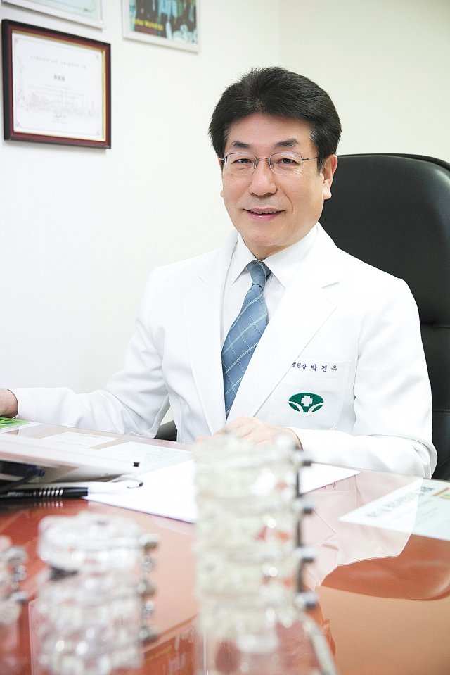 박경우 서울 광혜병원 병원장은 척추질환 환자를 치료하면서 면역 관리의 중요성에 대한 고민과 연구를 기반으로 ’면역통증센터’를 개설했다. 서울 광혜병원 제공