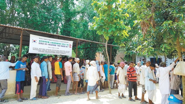 보건의약단체 사회공헌협의회’ 회원들이 네팔 현지에서 의료봉사활동을 펼치고 있다. 보령제약 제공