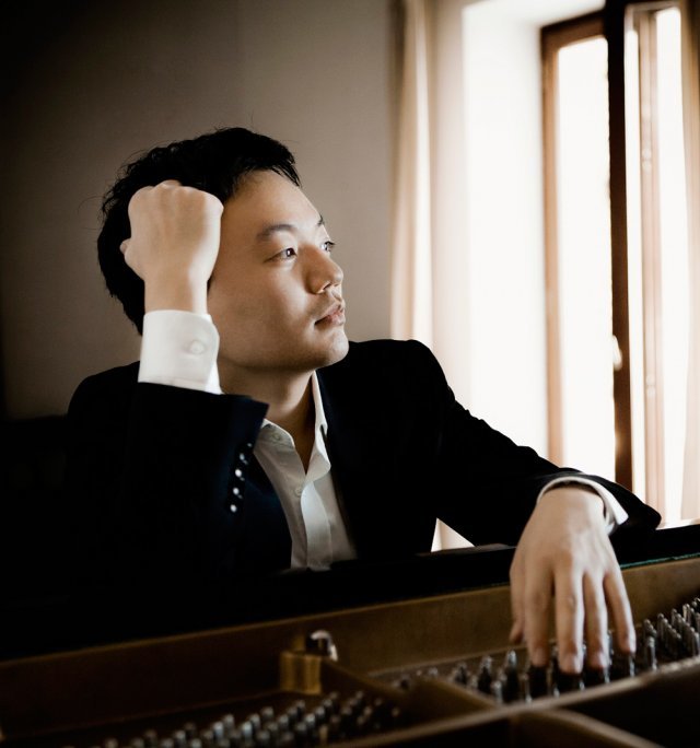 피아니스트 윤홍천은 “완벽에 집착하지 않고 자기 레퍼토리를 연구하며 개성을 발전시키면 그게 연주자 자신의 강점이 된다”고 말했다. 봄아트프로젝트 제공