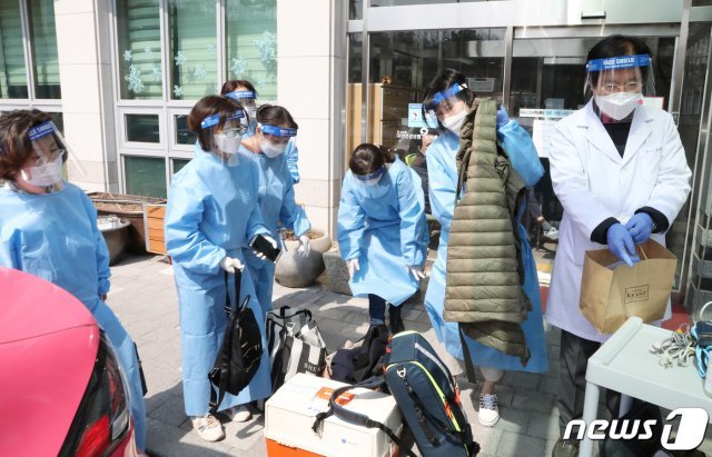 만 65세 이상 요양병원 입소자 및 종사자에 대한 아스트라제네카(AZ) 백신 접종이 시작된 23일 서울 강남구 세곡동 서울요양원에서 강남구보건소 백신 접종팀 관계자들이 백신 접종을 마친 뒤 밖으로 나와 장비를 정리하고 있다. 2021.3.23/뉴스1 © News1