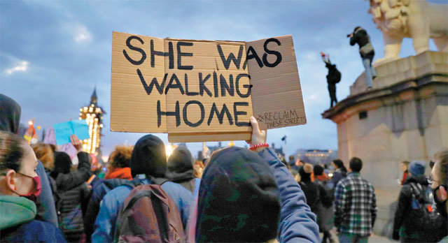 15일 영국 런던 의회 앞에서 여성 보호 조치를 요구하는 시위가 열린 가운데 한 시위 참석자는 ‘그녀는 집으로 가는 중이었다(She was walking home)’가 적힌 팻말을 들었다. 런던=AP 뉴시스