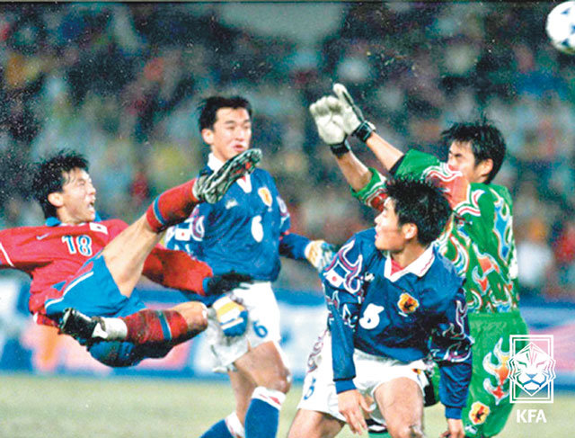 1988년 서울 잠실운동장에서 열린 한일전에서 발리슛으로 골을 터뜨리고 있는 황선홍.