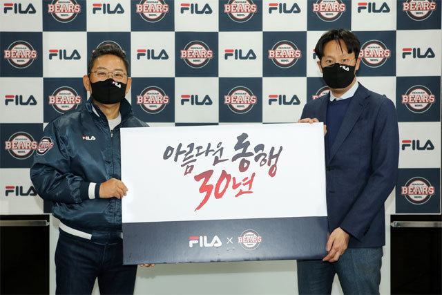 22일 서울 잠실구장 대회의실에서 열린 의류용품 후원 및 광고 계약 협약식에 참석한 전풍 두산 대표이사(왼쪽)와 윤근창 휠라코리아 대표이사. 두산 제공