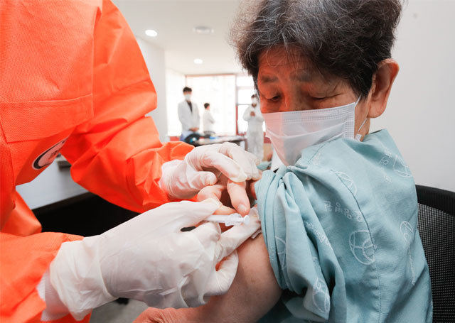 23일 광주 북구의 한 요양병원에서도 할머니 한 명이 백신 접종을 받고 있다. 이날부터 전국적으로 65세 이상 요양병원 환자 및 종사자 등에 대한 백신 접종이 시작됐다. 사진공동취재단