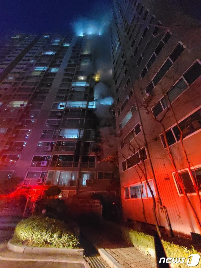 남양주시 다산동의 27층짜리 아파트 3층에서 불이 나 주민 100여명이 대피하고 20여명이 연기를 마셔 병원 치료를 받았다. (사진=경기도북부소방재난본부) © 뉴스1