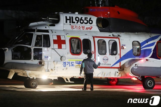 20일 오후 경기도 수원시 아주대학교 병원에 야간 훈련 비행을 하는 닥터헬기가 착륙하고 있다. 2020.1.20/뉴스1 © News1