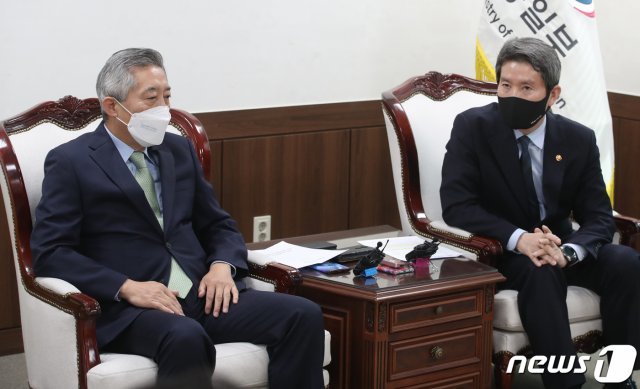 이인영 통일부 장관이 24일 오전 서울 종로구 정부서울청사에서 이기범 대북협력민간단체협의회(북민협) 회장과 면담을 하고 있다. 2021.3.24/뉴스1 © News1