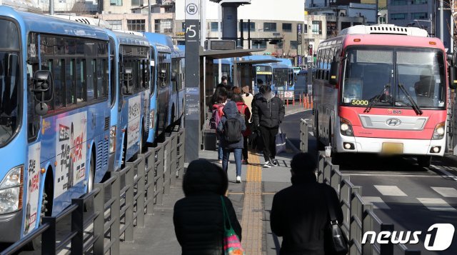 서울 중구 서울역버스종합환승센터에서 시민들이 버스를 기다리고 있다. 2021.2.8/뉴스1 © News1