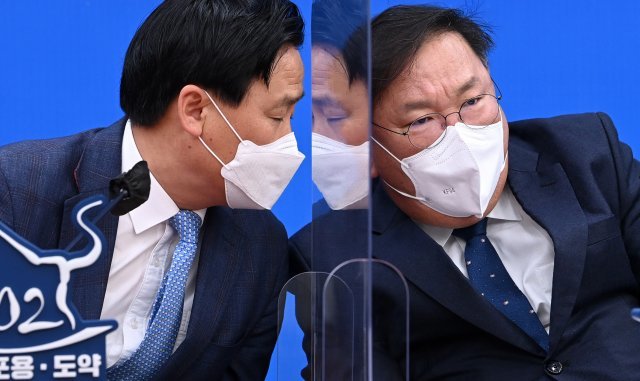 국회에서 열린 더불어민주당 원내대책회의에서 김영진 원내수석부대표로부터 야권 단일화 소식을 전해 듣는 김태년 원내대표. 2021.3.23 사진공동취재단