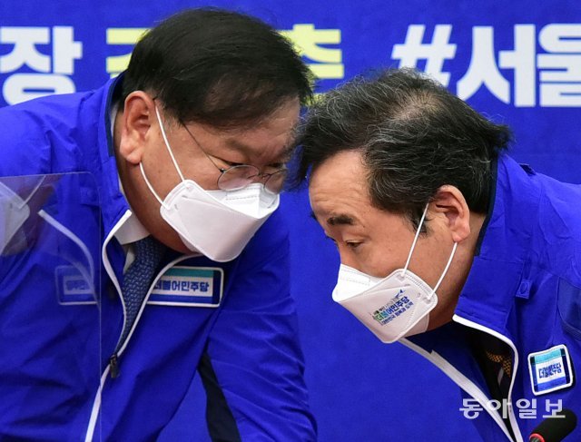 24일 오전 국회에서 열린 더불어민주당 중앙선대위 회의에서 김태년-이낙연 상임선대위원장이 대화를 하고 있다. 사진공동취재단