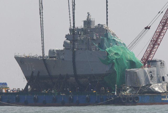 2010년 4월 24일 백령도 앞 바다에서 침몰한 해군 초계함인 천안함의 함수 인양작업이 진행되고 있다. ＜동아일보DB＞