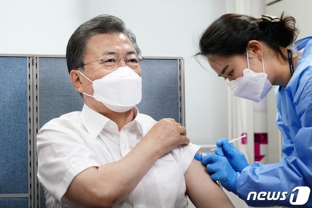 문재인 대통령이 23일 서울 종로구보건소에서 신종 코로나바이러스 감염증(코로나19) 예방을 위한 아스트라제네카(AZ)사의 백신을 맞고 있다.(사진은 기사 내용과 무관함)   2021.3.23 /뉴스1 © News1