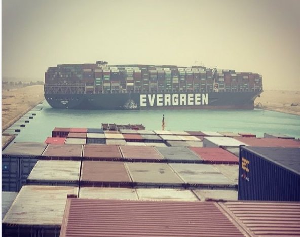 23일 초대형 컨테이너선 에버 기븐호가 이집트 수에즈운하를 가로막고 있다. 해당 선박 좌초로 양방향 통행이 막혀 100여 척의 선박 운행이 중단됐다. 인스타그램 캡처