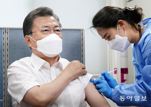 문재인 대통령이 23일 서울 종로구보건소에서 아스트라제네카 코로나19 백신을 맞고 있다. 양회성 기자 yohan@donga.com