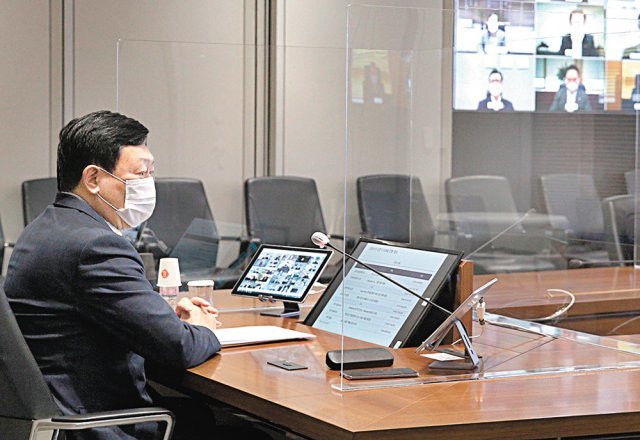 올해 1월 13일 열린 ‘2021년 상반기 롯데VCM’(가치창출회의)에서 신동빈 롯데그룹 회장은 “우리의 잠재력이 시장에서 인정받지 못하고 있다”고 질타했다. 이후 롯데는 과감한 조직 정비와 인수합병을 연이어 추진 중이다. 롯데 제공