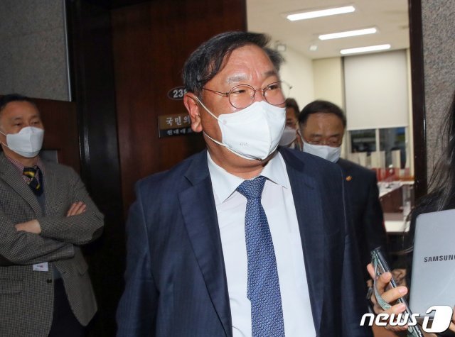 김태년 더불어민주당 김태년 원내대표(가운데, 당대표 직무대행)와 홍남기 경제부총리 겸 기획재정부 장관(가운데 오른쪽)이 24일 밤 서울 여의도 국회 국민의힘 원내대표실에서 주호영 원내대표와 추경 처리에 합의 후 나서고 있다. 여야는 내일 오전8시에 본회의를 갖고 재난지원금 추경안을 처리하기로 합의했다. 2021.3.24/뉴스1 © News1