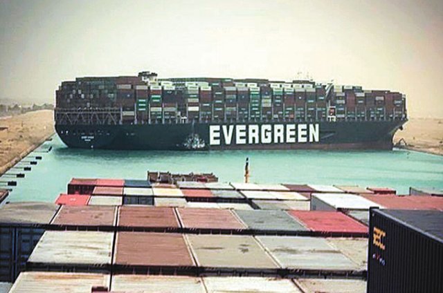 23일 초대형 컨테이너선 에버기븐호가 이집트 수에즈 운하를 가로막고 있다. 인스타그램 캡처