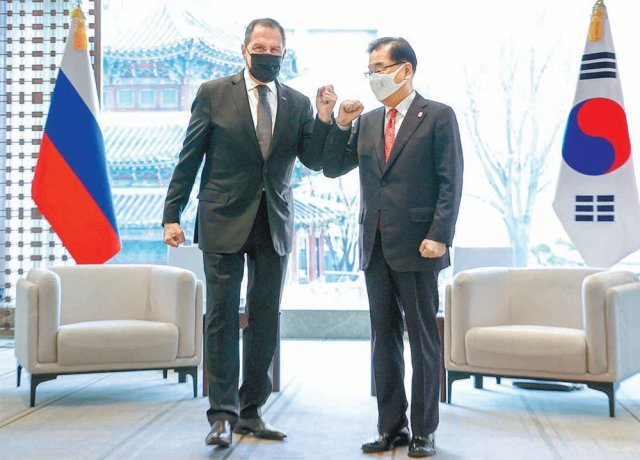 세르게이 라브로프 러시아 외교장관(왼쪽)이 24일 서울의 한 호텔에서 정의용 외교부 장관과 만나 인사를 나누고 있다. 두 장관은 
이날 한-러 수교 30주년을 맞아 열린 ‘2020∼2021 한-러 상호교류의 해’ 개막식에 참석했다. AP 뉴시스