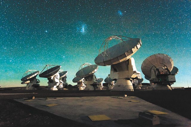 이번 관측에 참여한 전파망원경 집합체인 밀리미터·서브밀리미터간섭계(ALMA). ESO(유럽남방천문대) 제공
