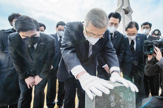 국민의힘 김종인 비상대책위원장은 광주 국립5·18민주묘지를 방문해 참배했다. 사진공동취재단