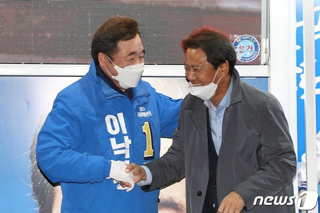 2020년 4월 14일 종로 동묘앞 유세에 나선 당시 이낙연 더불어민주당 종로구 후보가 자신을 돕기 위해 나온 임종석 전 대통령 비서실장을 반갑게 맞이하고 있다 .© News1