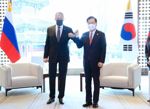 정의용 외교부 장관(오른쪽)과 세르게이 라브로프 러시아 외무장관이 24일 오후 서울 중구 웨스틴 조선호텔에서 한러수교 30주년을 맞아 열린 ‘2020-2021 한·러 상호교류의 해’ 개막식에 앞서 인사를 나누고 있다. (외교부 제공) 2021.3.24/뉴스1