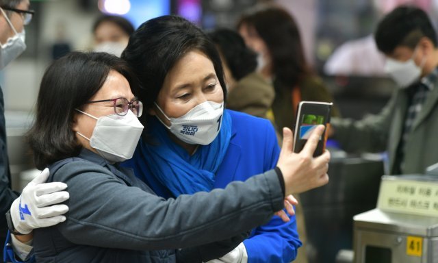 박영선 더불어민주당 서울시장 후보가 25일 서울 구로구 신도림역에서 한 시민과 사진을 찍고 있다. 국회사진취재단