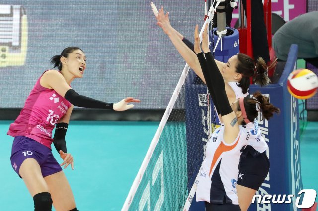24일 오후 인천 계양체육관에서 열린 도드람 2020-2021 V-리그 여자부 플레이오프 3차전 흥국생명 핑크스파이더스와 IBK기업은행 알토스의 경기에서 김연경이 스파이크 공격을 하고 있다. 2021.3.24/뉴스1 © News1