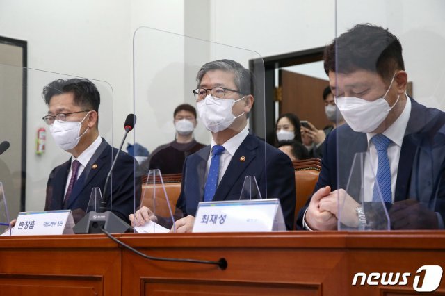 최재성 청와대 정무수석 (사진 오른쪽) 2021.3.19/뉴스1 © News1