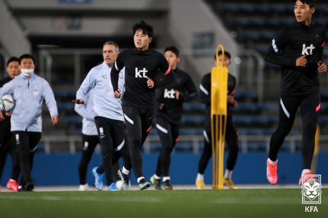 파울루 벤투 감독이 이끄는 대한민국 축구대표팀의 이강인이 23일 오후 일본 요코하마 닛빠스 미츠자와 스타디움에서 훈련을 하고 있다. . (대한축구협회 제공) 2021.3.24/뉴스1 © News1