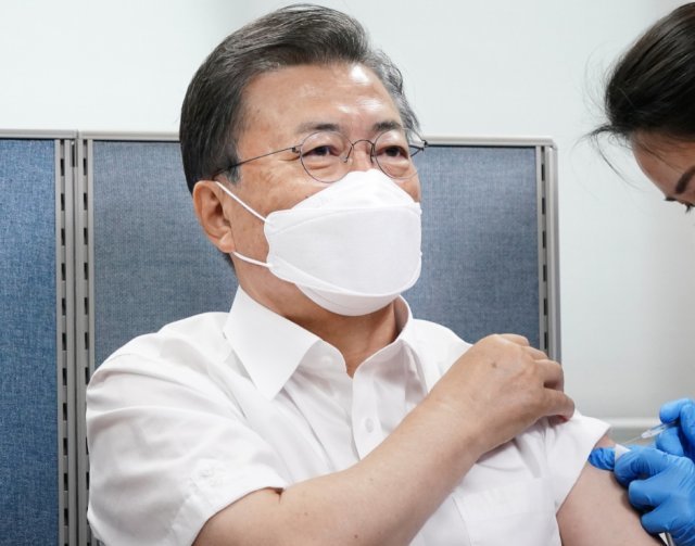 문재인 대통령이 23일 서울 종로구보건소에서 신종 코로나바이러스 감염증(코로나19) 예방을 위한 아스트라제네카(AZ)사의 백신을 맞고 있다. 뉴스1