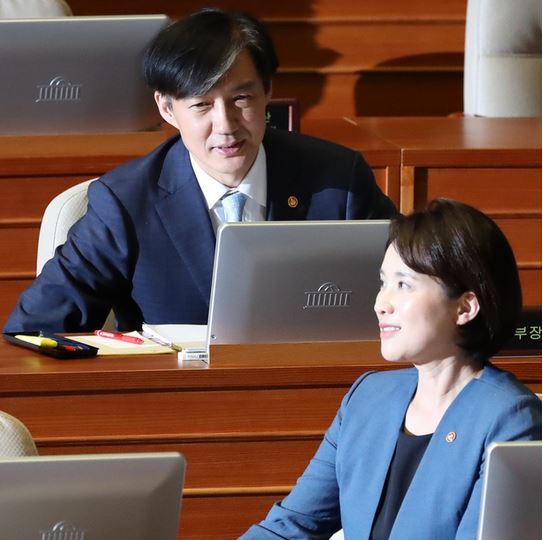 조국 전 법무부장관(위)과 유은혜 사회부총리 겸 교육부 장관.