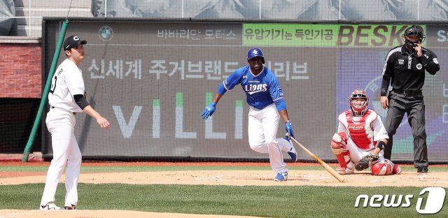 25일 오후 인천 SSG랜더스필드에서 열린 2021 KBO리그 시범경기 SSG랜더스와 삼성라이온즈의 경기에서 삼성 피렐라가 1회초 무사 1,2루에서 적시타를 치고 있다. 2021.3.25/뉴스1 © News1