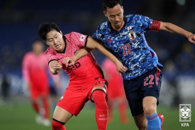 25일 일본 요코하마시 닛산스타디움에서 열린 한일전에서 대한민국 이강인이 일본 요시다 마야와 몸싸움을 벌이고 있다. 대한축구협회 제공