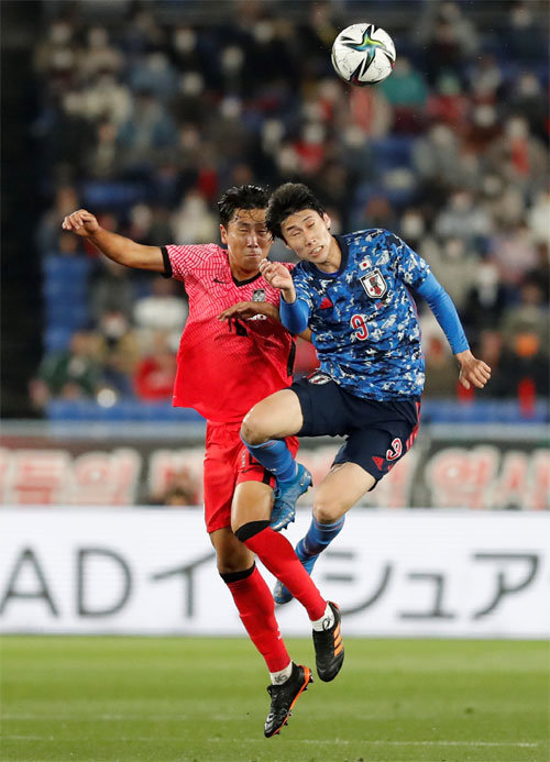 한국 축구대표팀 원두재(왼쪽)가 25일 일본 요코하마의 닛산 스타디움에서 열린 일본과의 친선전에서 가마다 다이치와 공중볼 경합을 펼치고 있다. 한국은 졸전 끝에 역대 한일전 최다 점수 차 패배 타이인 0-3으로 완패했다. 역대 80번째 한일전에서 패하면서 한국은 상대 전적이 42승 23무 15패가 됐다. 요코하마=AP 뉴시스