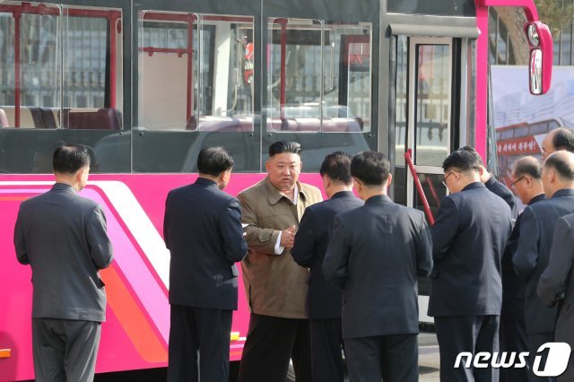 북한 김정은 노동당 총비서가 새로 생산되는 여객버스 시제품을 직접 시승했다고 26일 당 기관지 노동신문이 보도했다. 신문은 김 총비서가 버스 생산에서 제기되는 문제들을 점검하고 연차별 생산 목표를 제시했다고 전했다. 북한은 전날인 25일 단거리 탄도 미사일로 추정되는 발사체를 발사했는데, 김 총비서는 발사 현장에 참관하지 않고 경제 시찰을 진행했다. (평양 노동신문=뉴스1)