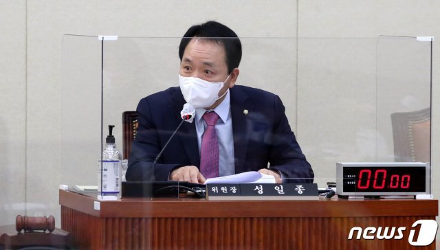 성일종 정무위 법안심사 제2소위원장 2020.12.1/뉴스1 © News1
