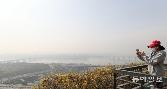 서울 성동구 응봉산에서 바라본 도심이 뿌옇게 보인다. 최근 따뜻한 기온 때문에 개나리가 만개했다.