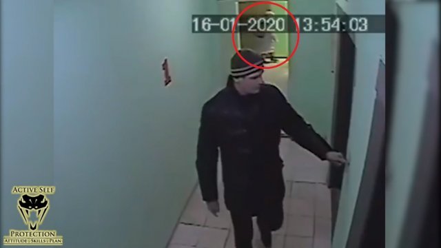 엘레베이터 버튼을 누르는 스토킹범 뒤로 9살 소녀가 도망가고 있다. 유튜브 채널 ‘Active Self Protection’ 갈무리