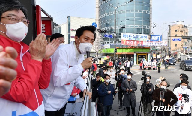 오세훈 국민의힘 서울시장 후보가 26일 오후 서울 용산구 용문시장 네거리에서 열린 선거 유세에서 지지를 호소하고 있다. 2021.3.26 © News1 국회사진취재단