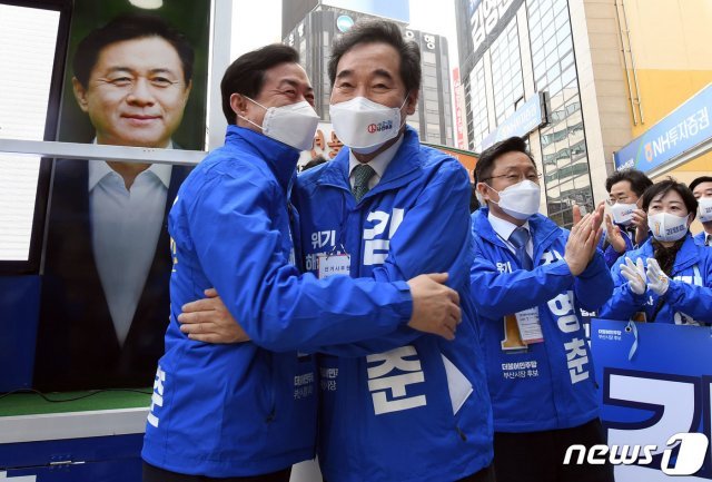 이낙연 더불어민주당 상임선거대책위원장, 김영춘 부산시장 후보가 26일 오전 부산 부산진구 서면역 5번 출구 앞에서 열린 부산 도시철도망 비전 발표식에서 포옹을 하고 있다. 2021.3.26 © News1