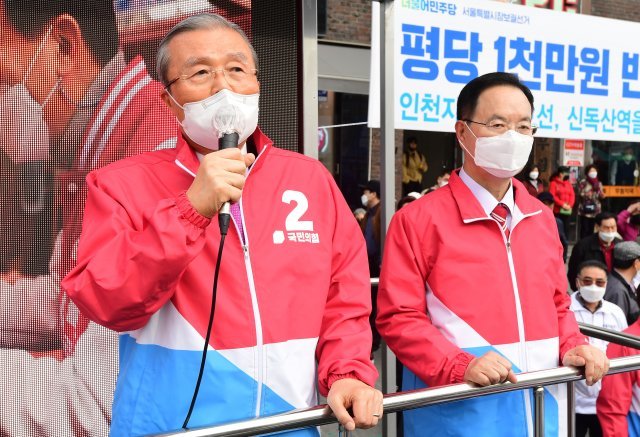 김종인 국민의힘 비대위원장이 26일 서울 금천구 시흥대로 앞에서 오세훈 서울시장 후보 지원 유세를 하고 있다.〈사진공동취재단/원대연〉