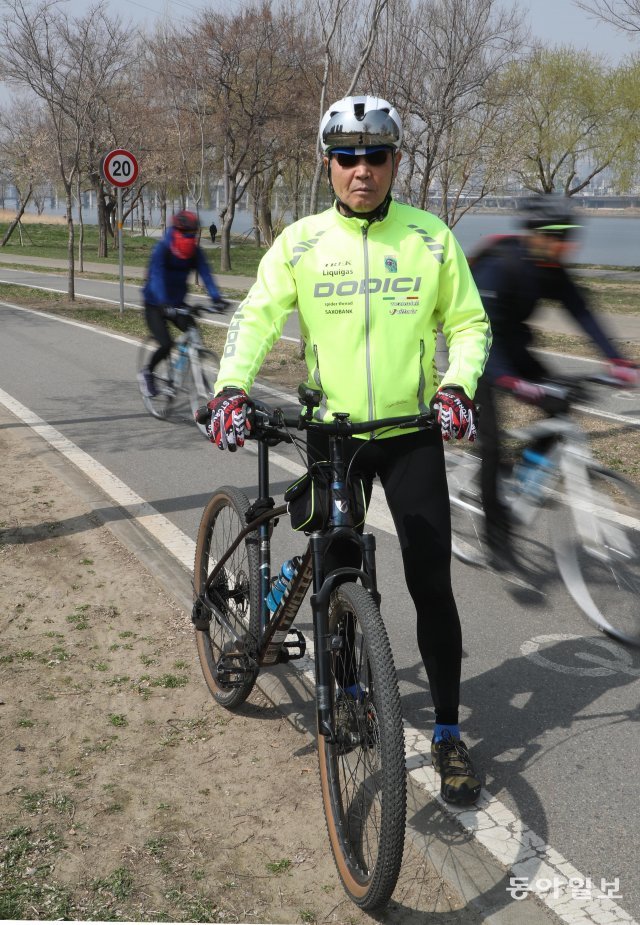 조성복 씨가 서울 반포한강공원에서 자전거를 타다 잠시 멈췄다. 그는 주 4회 자전거를 타며 건강을 다지고 있다. 박영대 기자 sannae@donga.com